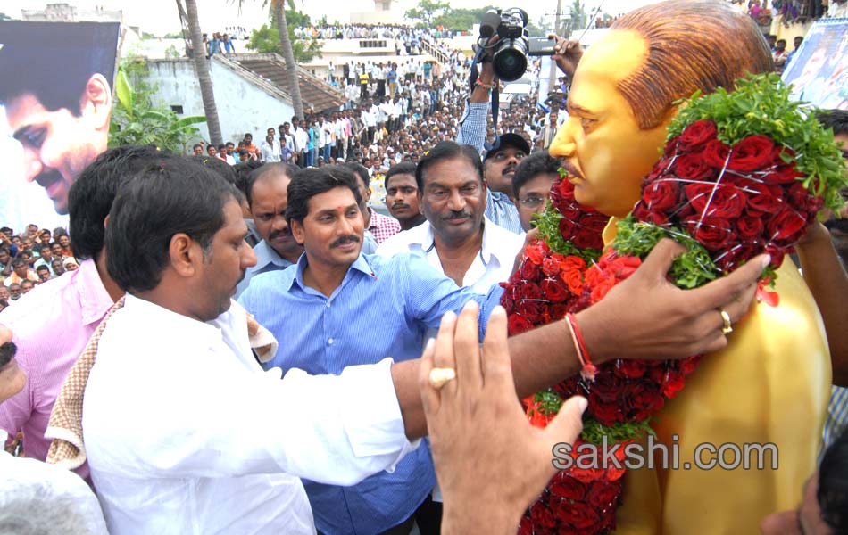 ys jagan mohan reddy unveiled gottipati narasaiah statue at yaddanapudi - Sakshi1