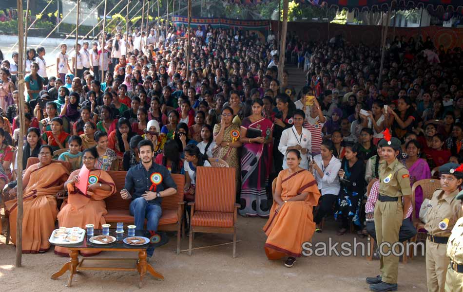 akhil arrives at st ann s mad day9