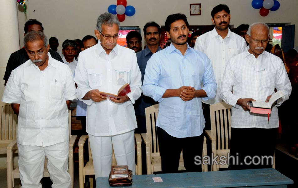 ys jagan mohan reddy family offer prayers at church in pulivendula - Sakshi1