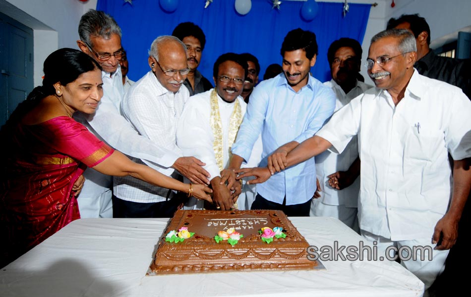 ys jagan mohan reddy family offer prayers at church in pulivendula - Sakshi2