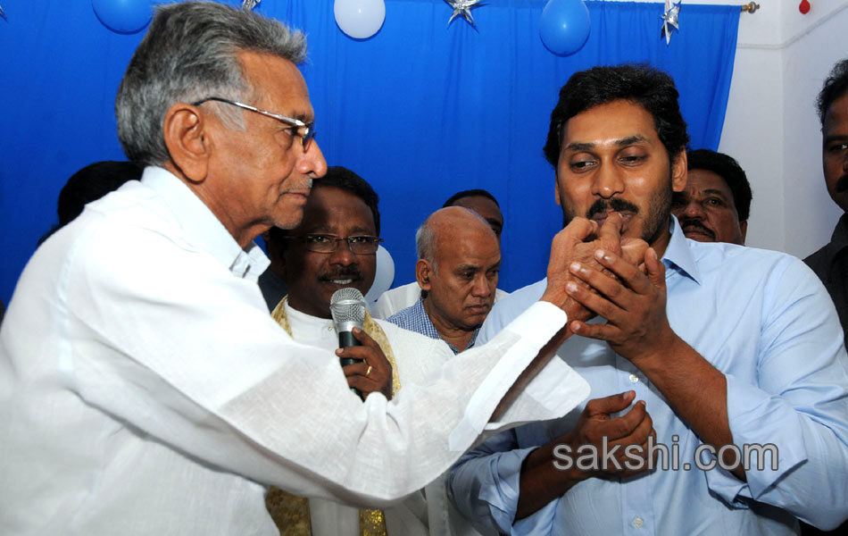 ys jagan mohan reddy family offer prayers at church in pulivendula - Sakshi3