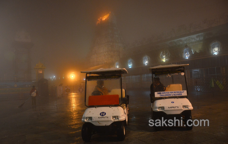 Heavy fog in Tirumala - Sakshi3