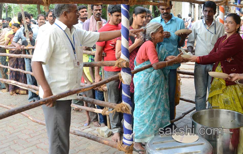 Devotees injured in Tirumala1