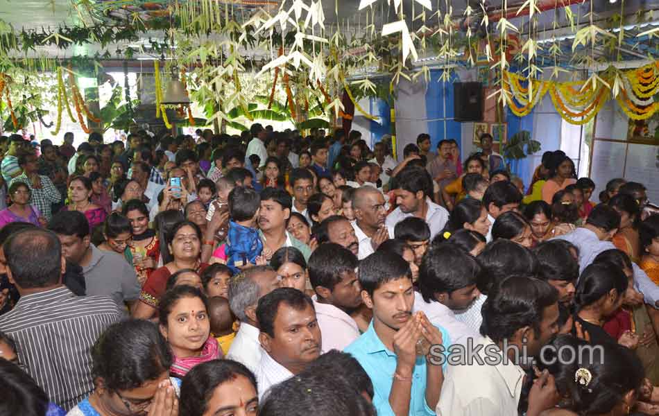 Heavy rush of pilgrims in temples on Vaikunta Ekadasi - Sakshi7