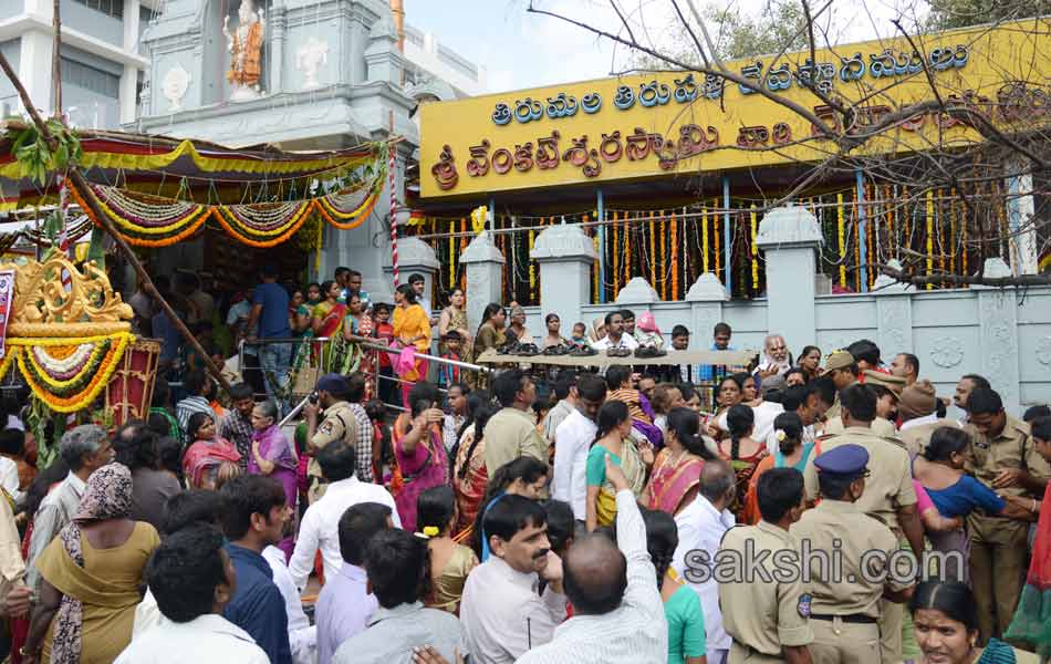 Heavy rush of pilgrims in temples on Vaikunta Ekadasi - Sakshi13