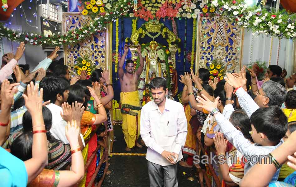 Heavy rush of pilgrims in temples on Vaikunta Ekadasi - Sakshi17