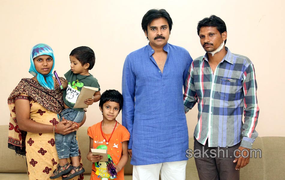 Pawan Kalyan meets his injured fan Srinivas - Sakshi1