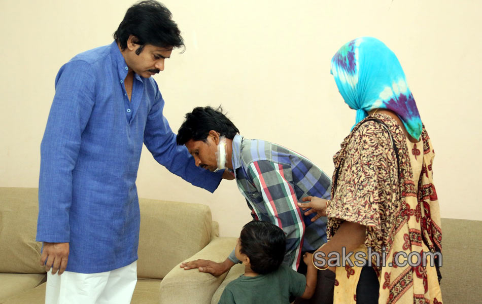 Pawan Kalyan meets his injured fan Srinivas - Sakshi8