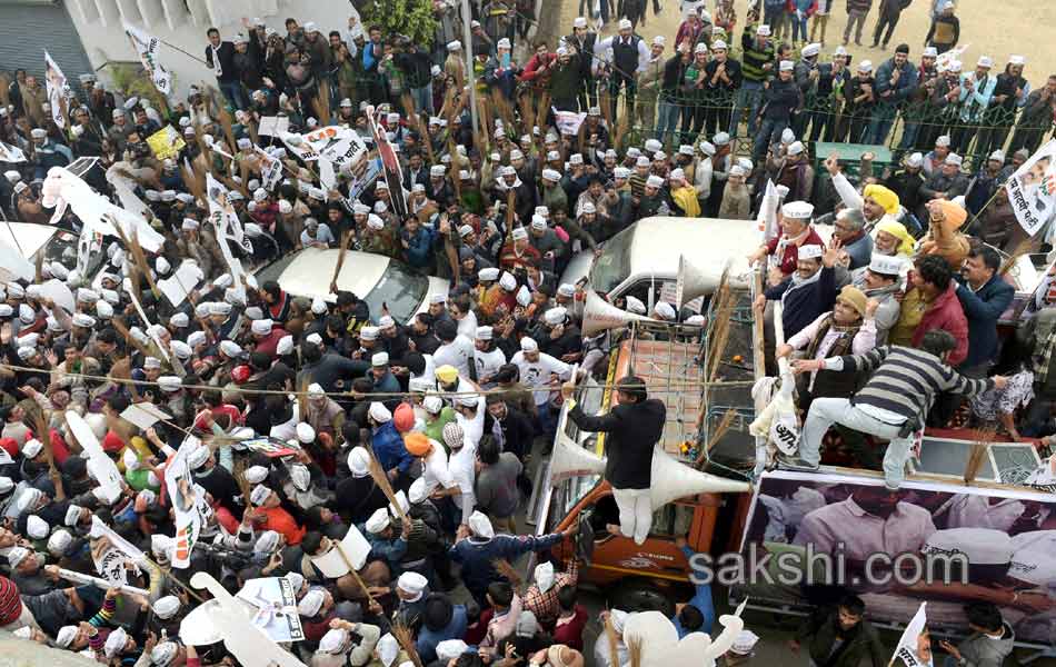 kiran bedi and kejriwal canvas in delhi11