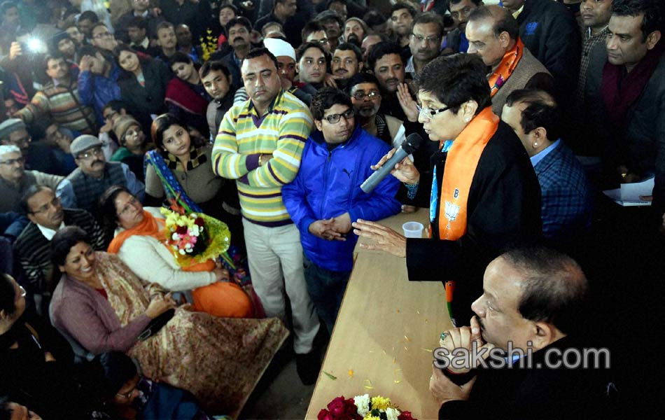 kiran bedi and kejriwal canvas in delhi16