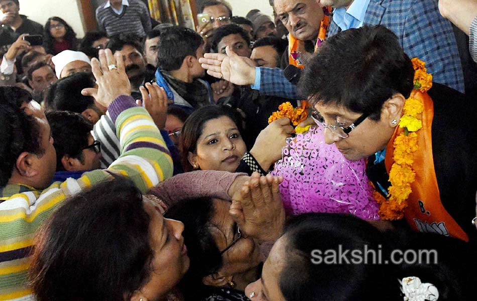 kiran bedi and kejriwal canvas in delhi17