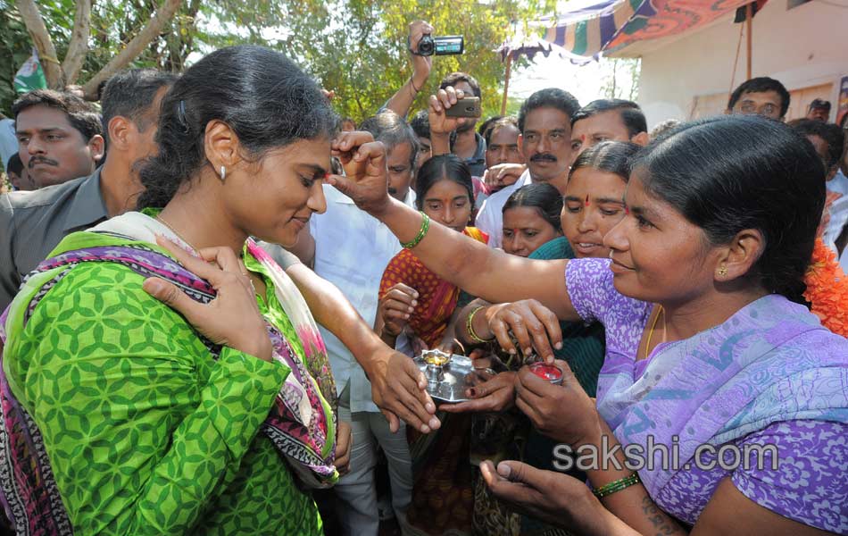 Ys sharmila paramarsa yatra Third day6