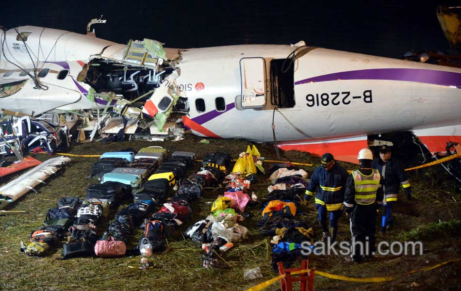 Taiwan TransAsia plane crashes into river4