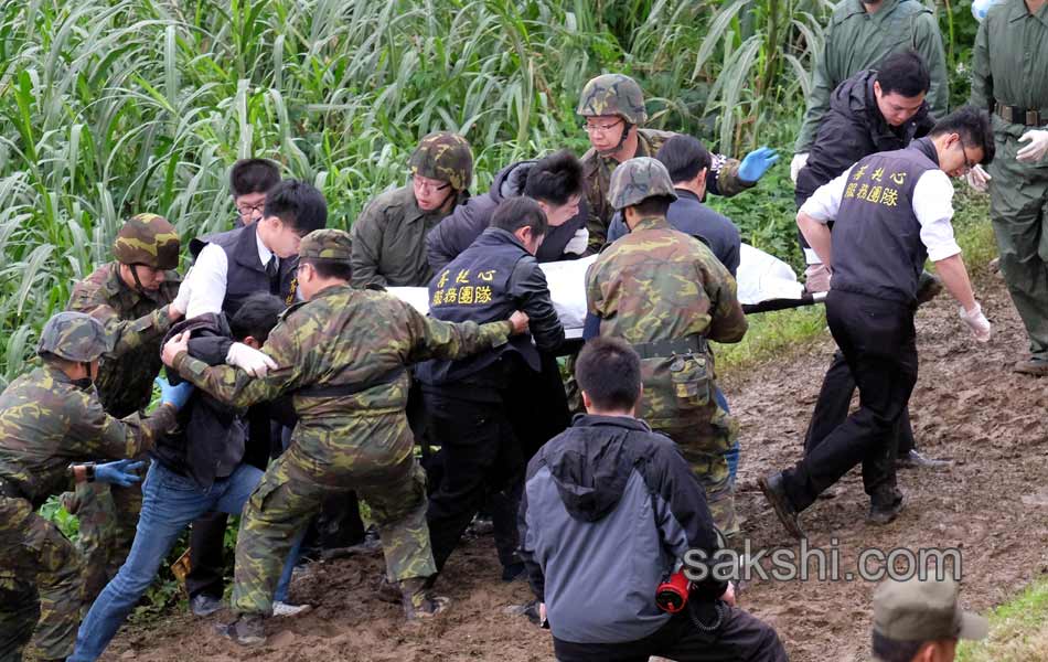 Taiwan TransAsia plane crashes into river12