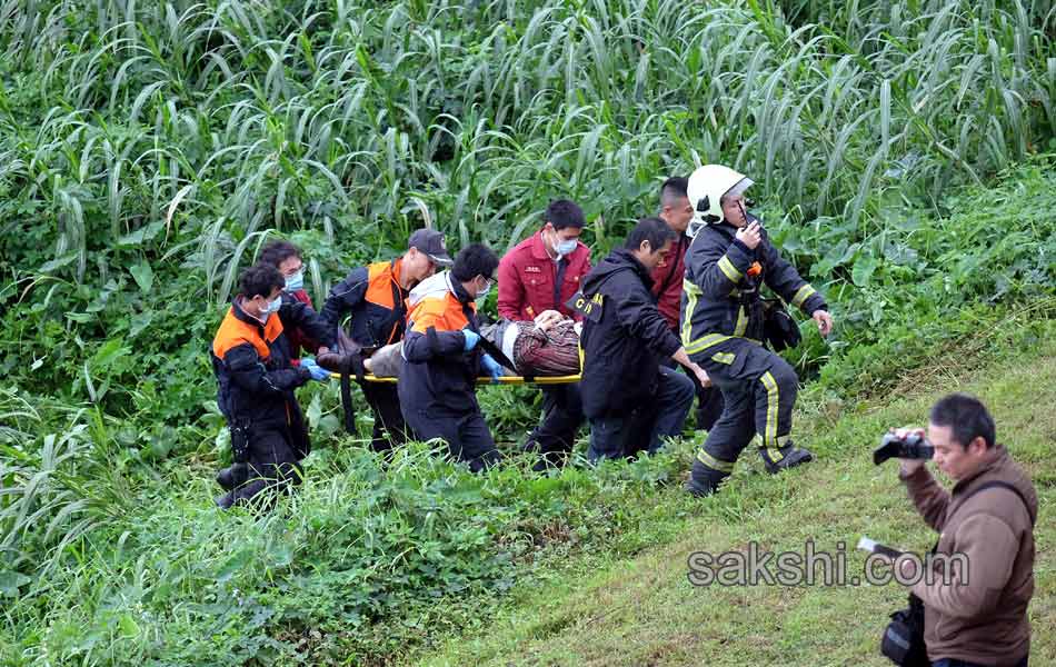 Taiwan TransAsia plane crashes into river15