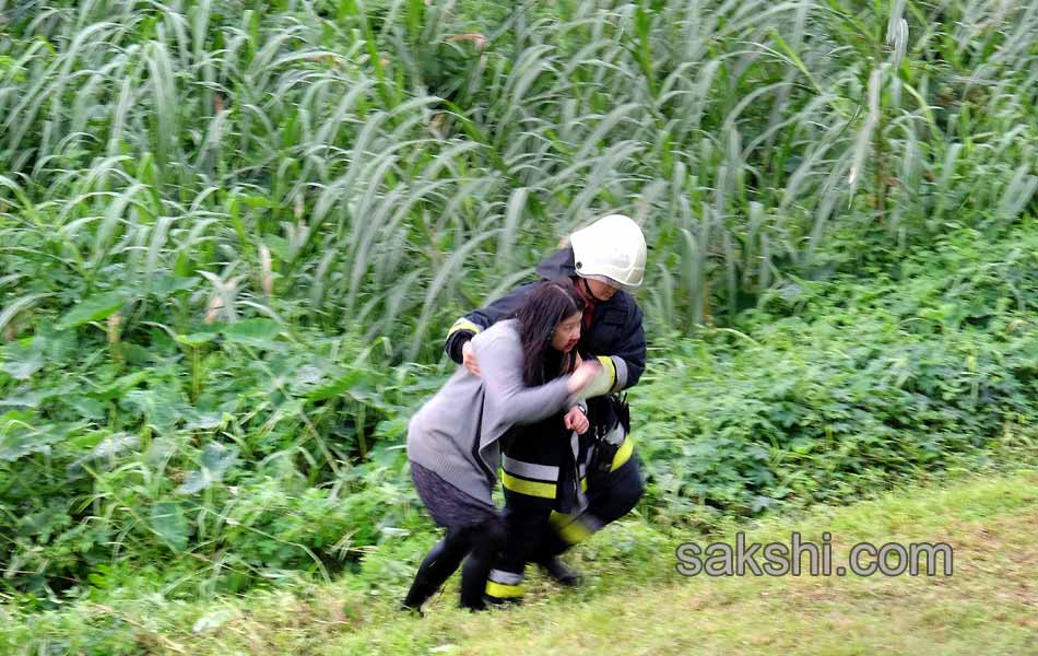 Taiwan TransAsia plane crashes into river21