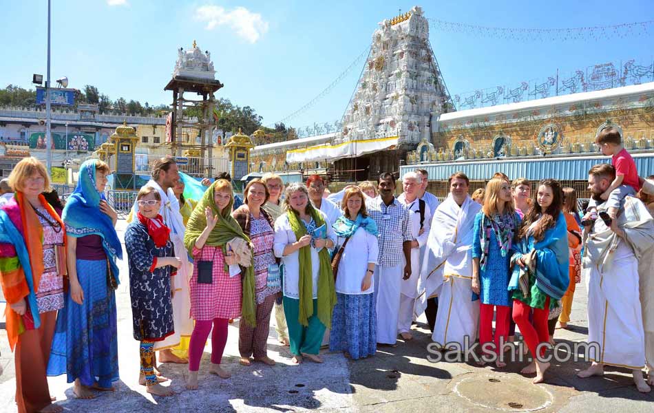 russians visit tirumala wearing sarees and dhotis7