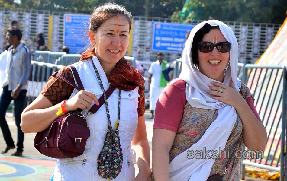 russians visit tirumala wearing sarees and dhotis8