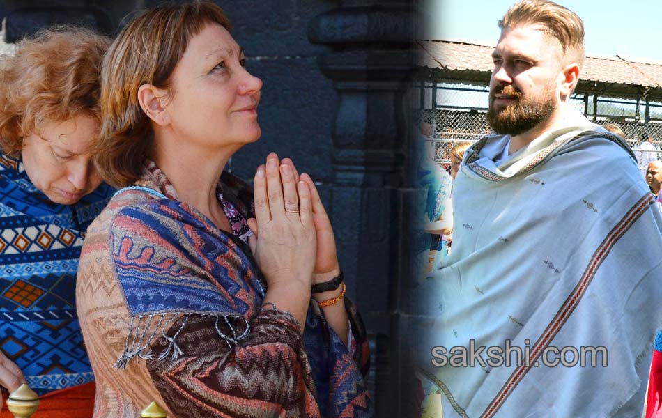 russians visit tirumala wearing sarees and dhotis17