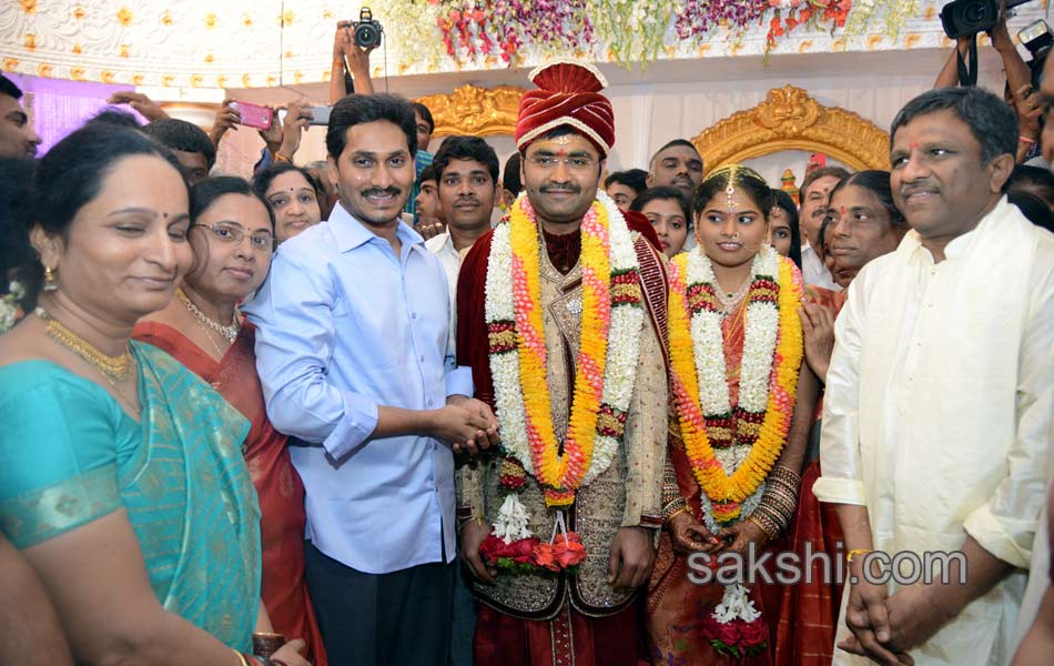 ys jagan mohan reddy blesses new couple - Sakshi1