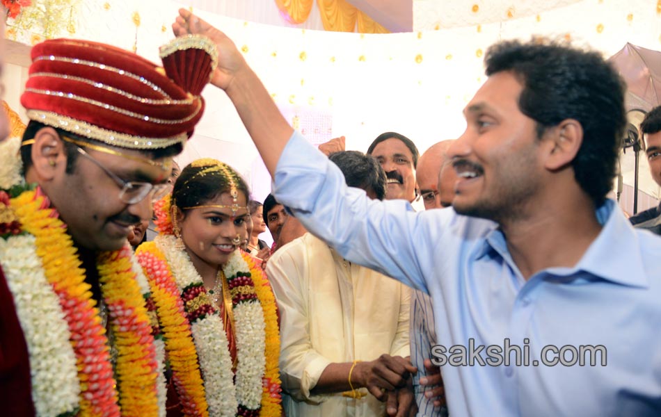 ys jagan mohan reddy blesses new couple - Sakshi6