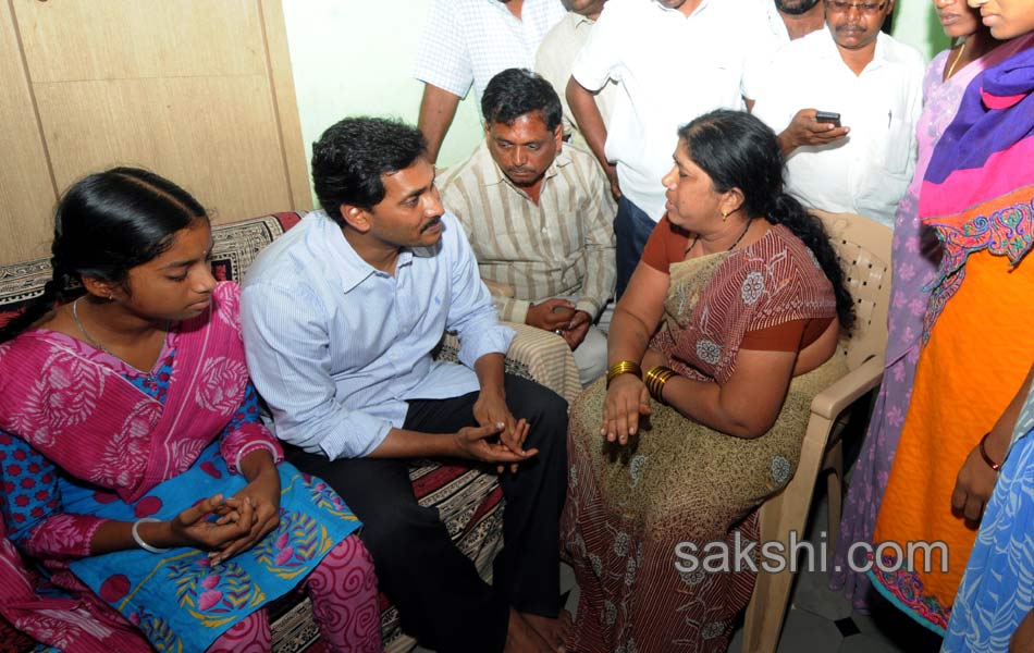 YS Jagan family offer prayers at church in Pulivendula - Sakshi18