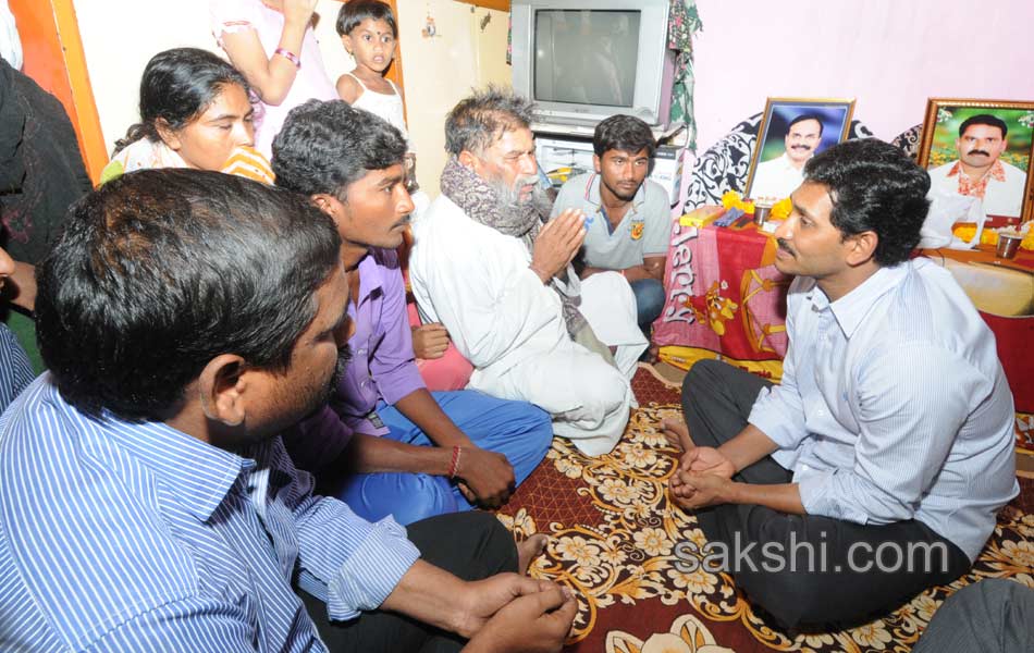 YS Jagan family offer prayers at church in Pulivendula - Sakshi19