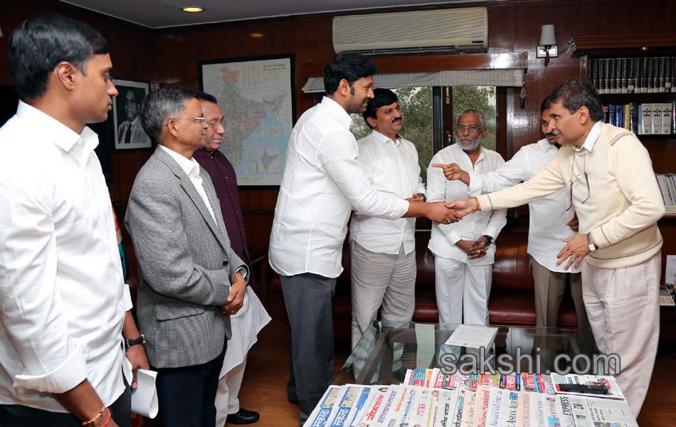 ys jagan meets central railway minister7