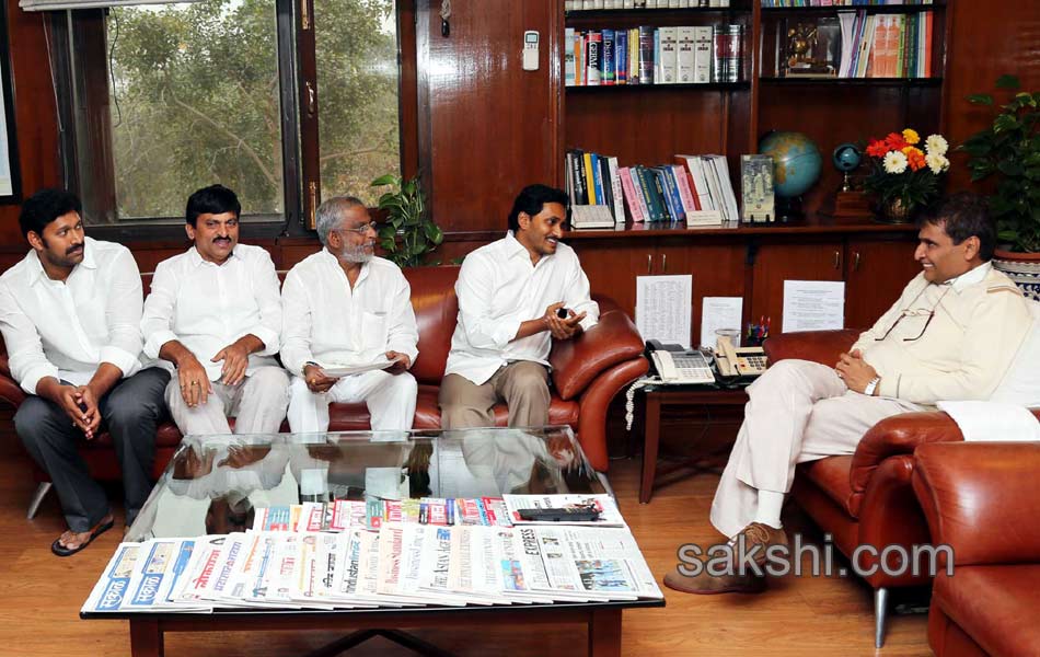 ys jagan meets central railway minister10