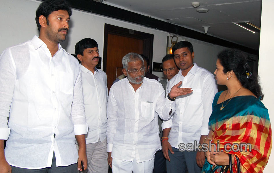 ys jagan meets central railway minister11