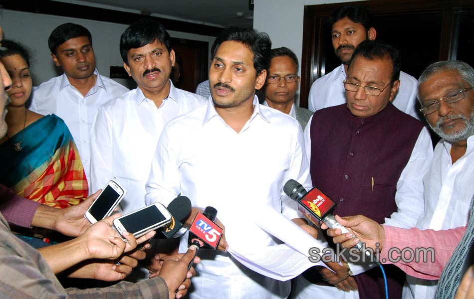 ys jagan meets central railway minister12