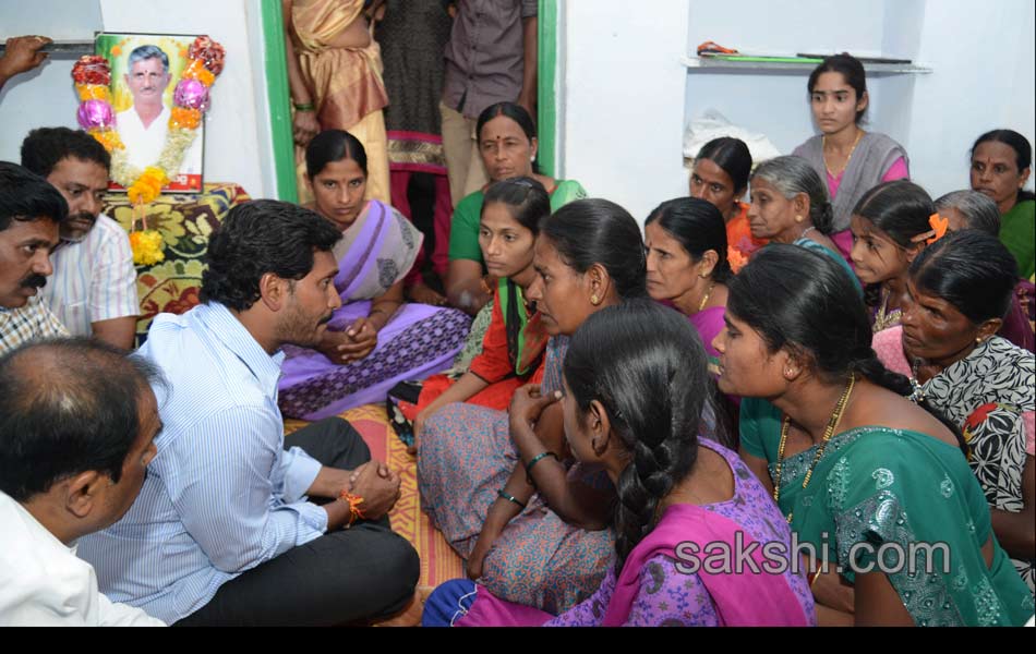 YS Jagan raithu Barosa Yatra - Sakshi2