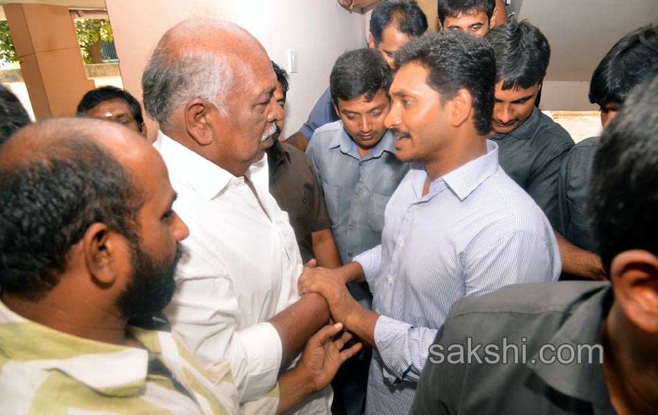 ys jagan attends marriage function - Sakshi1