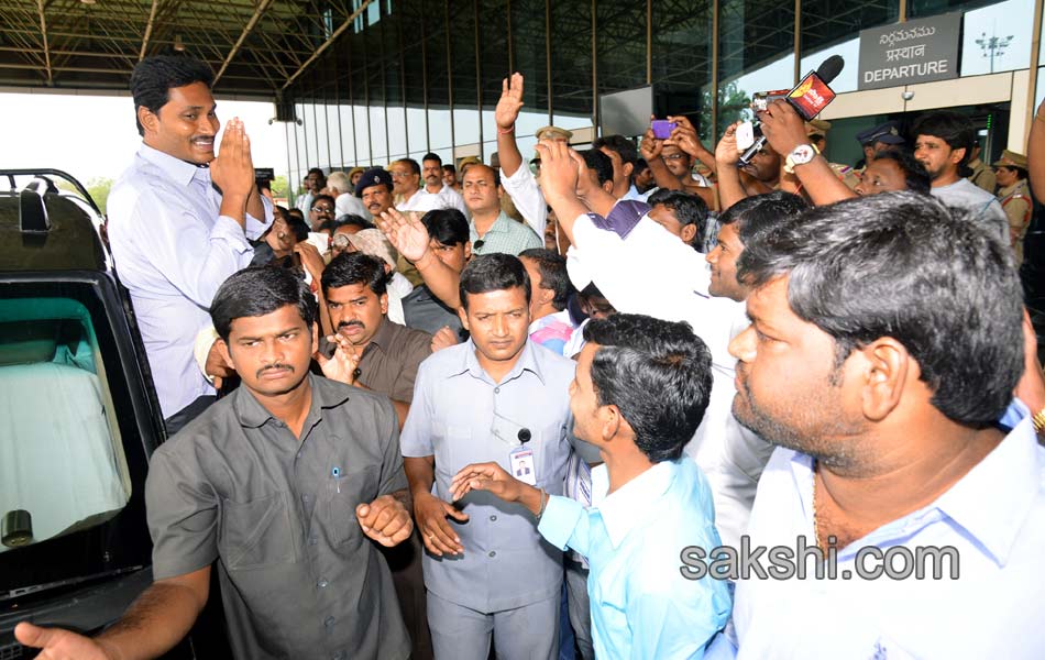 ys jagan attends marriage function - Sakshi2