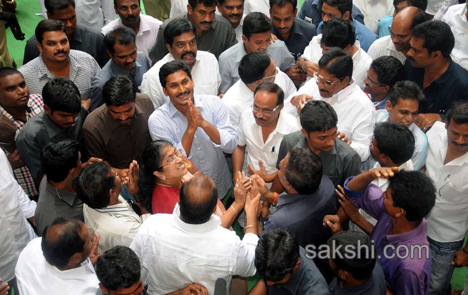 ys jagan attends marriage function - Sakshi4