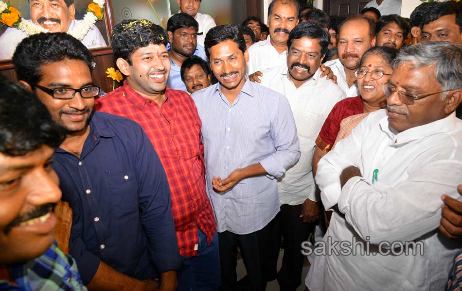 ys jagan attends marriage function - Sakshi10