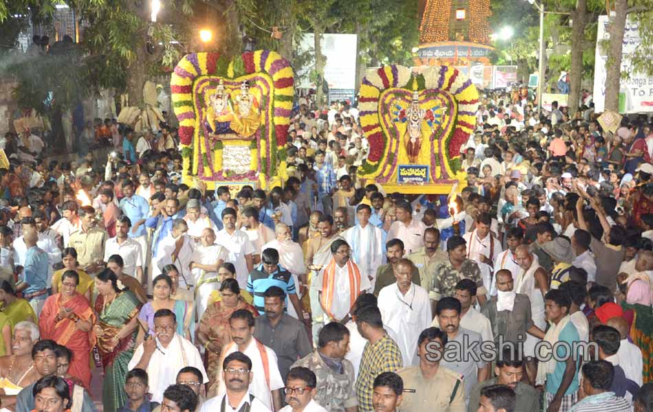 Kailasavahanampai amidst srisailamallanna - Sakshi1