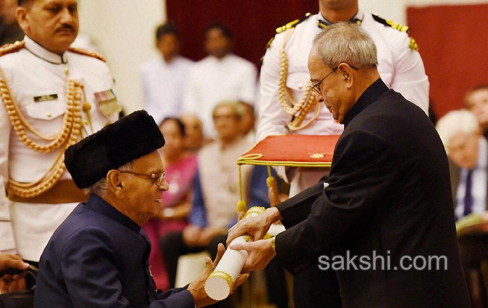 Padma Awards 2015 function at Rashtrapati Bhavan - Sakshi9