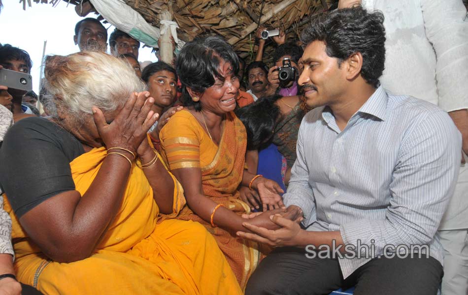 ys jagan condolence to late mountaneer mastan babu mother - Sakshi4