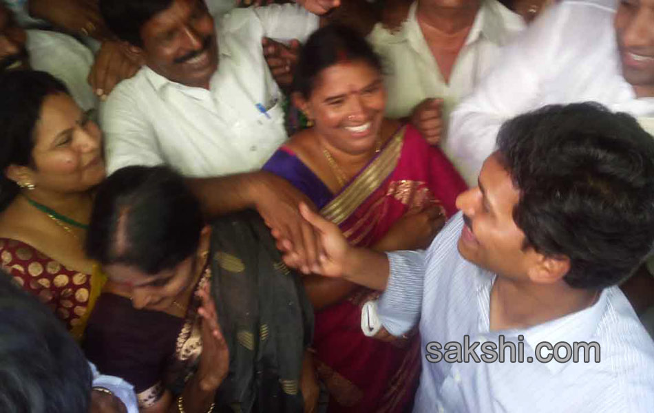 ys jagan condolence to late mountaneer mastan babu mother - Sakshi11