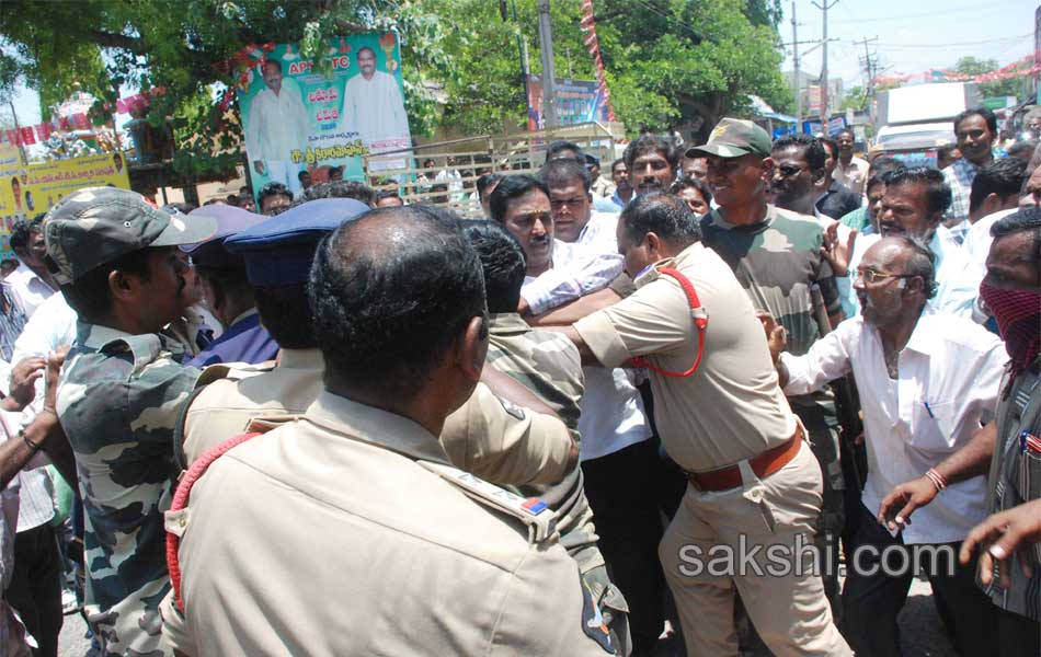 RTC strike in police lathicharge - Sakshi4