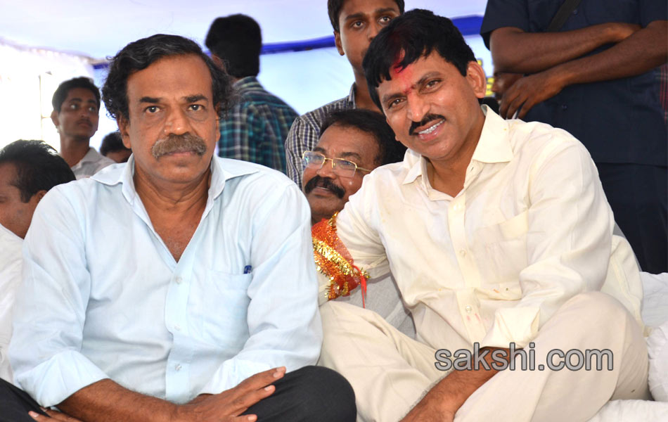 ponguleti srinivasa reddy calls off his fast - Sakshi6