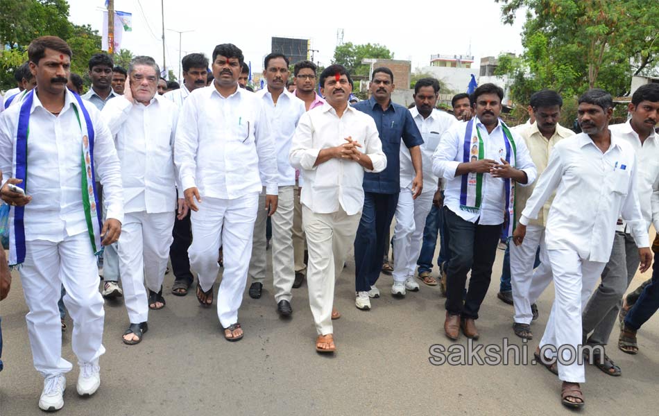 ponguleti srinivasa reddy calls off his fast - Sakshi17