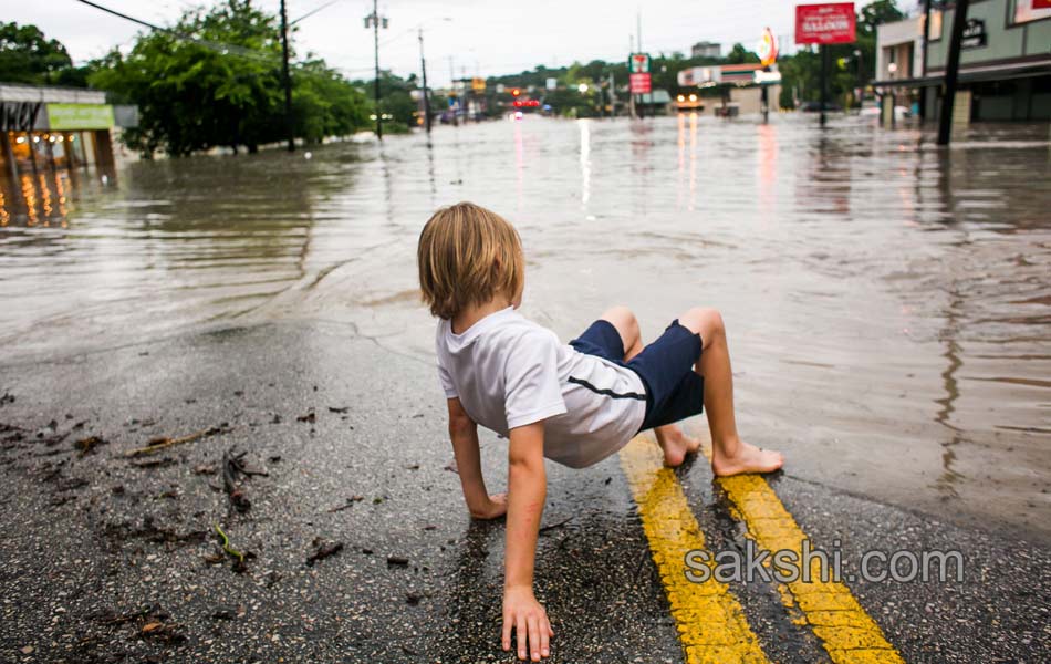 Huge rains in US - Sakshi9