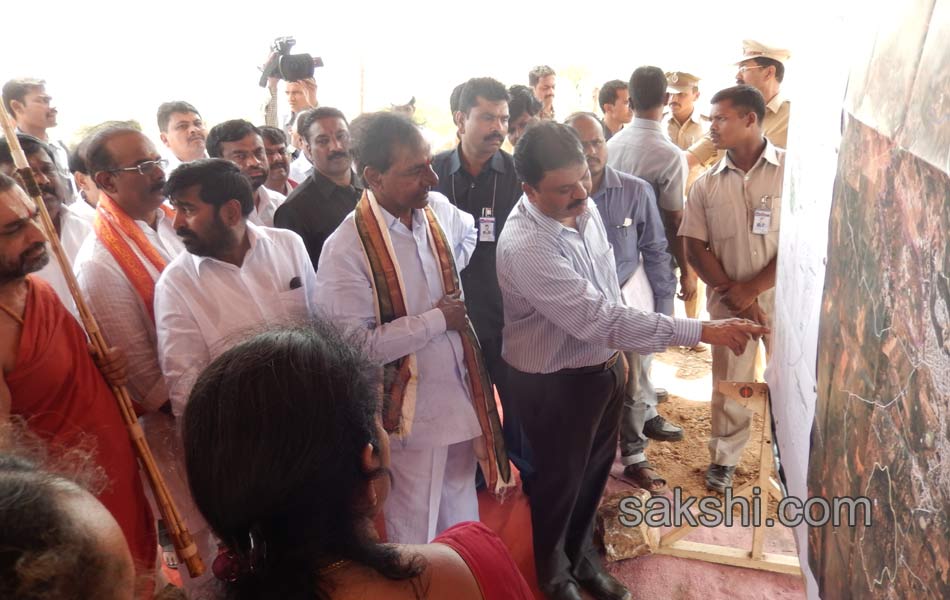 kcr lay foundation stone for yadagirigutta works to day - Sakshi4