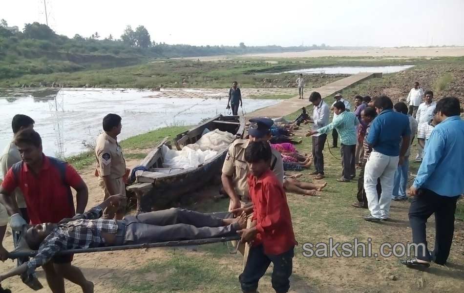 21 died in a accident at davaleswaram barrage13