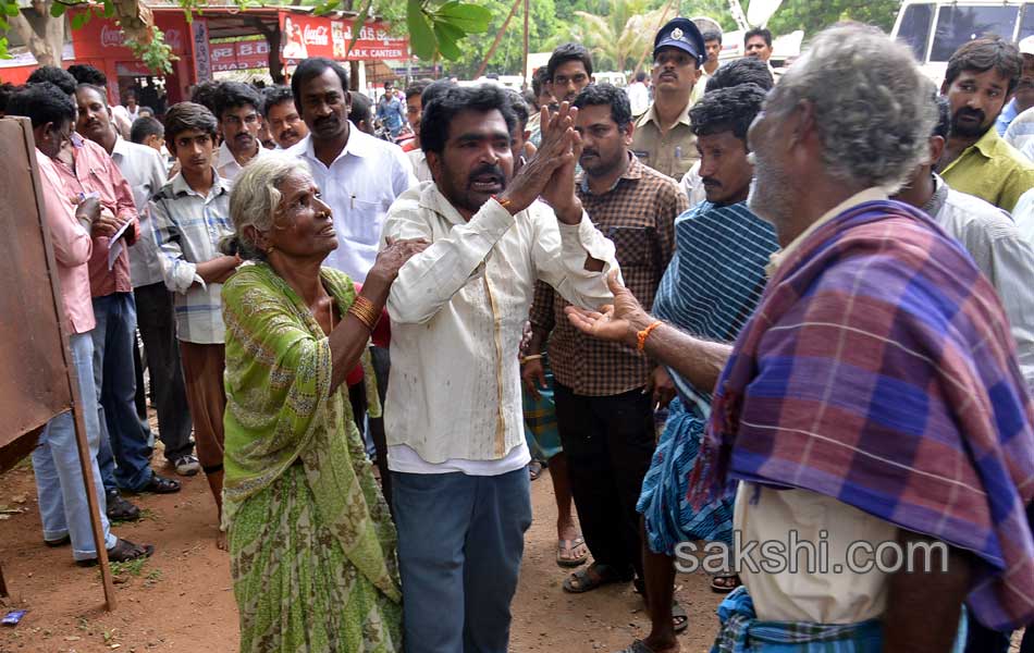 21 died in a accident at davaleswaram barrage3