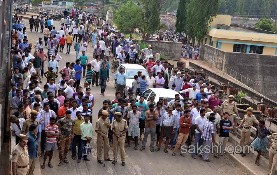 21 died in a accident at davaleswaram barrage25