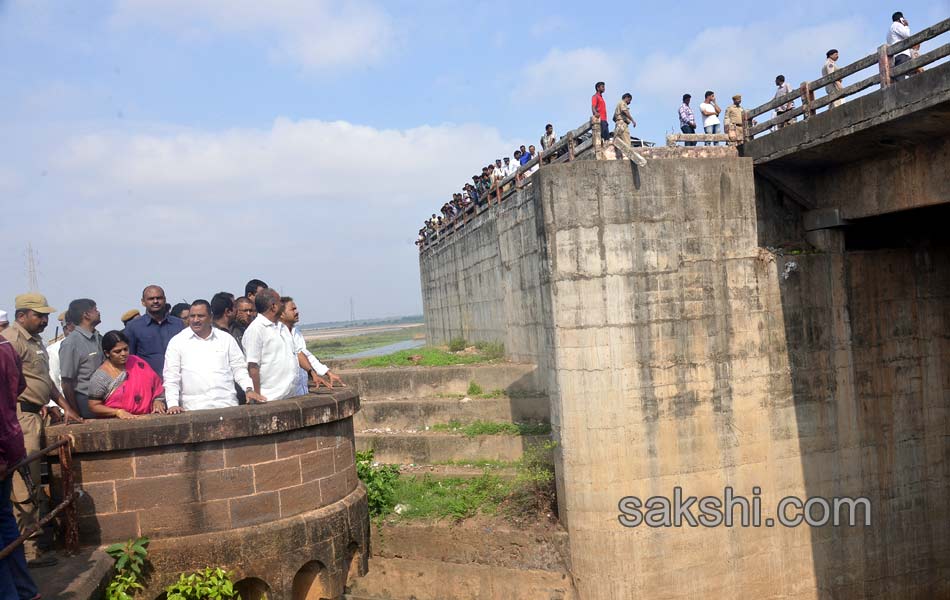 21 died in a accident at davaleswaram barrage26