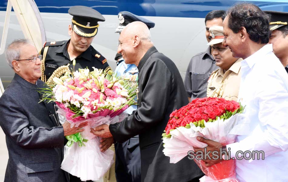 President arrives in Hyderabad - Sakshi1